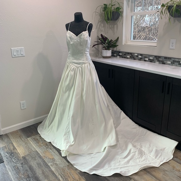 🚫SOLD🚫Size 12 Ivory Sample Wedding Dress With Train, Embroidery And Beading - Picture 4 of 12